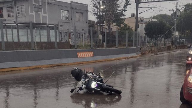 un motociclista se enredo con un cable electrificado, cayo en el paso bajo nivel y salio ileso