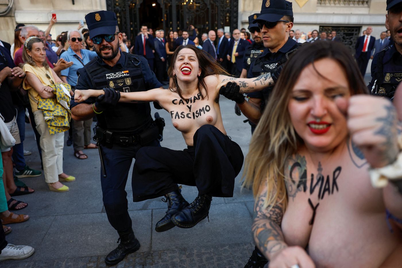 La Polic&iacute;a madrile&ntilde;a corri&oacute; a los grupos feministas que rechazaron la presencia de Javier Milei