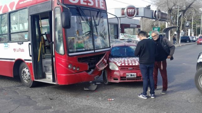 un nene de 10 anos resulto herido tras un choque entre un micro y un auto en la plata