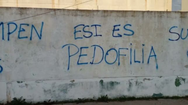 escuelas de la plata fueron vandalizadas con las paredes pintadas en contra de la ley esi