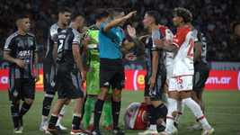 los gratos recuerdos del pincha con el arbitro del clasico platense los gratos recuerdos del pincha con el arbitro del clasico platense