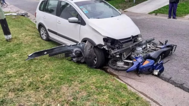 video: motochorros le robaron a una jubilada, se fugaron en moto y chocaron contra un auto