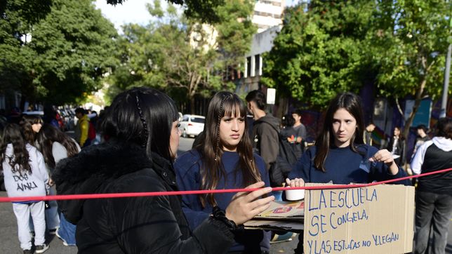 alumnos de una escuela del centro de la plata cortaron la calle porque no tienen estufas