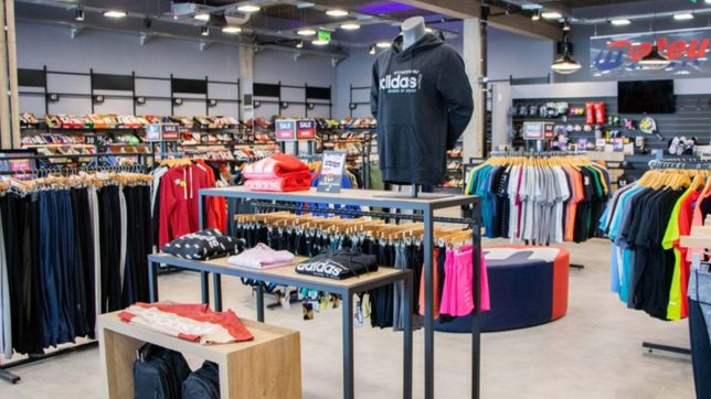 asaltaron un local de mateu sports y huyeron con una montana de camisetas de gimnasia