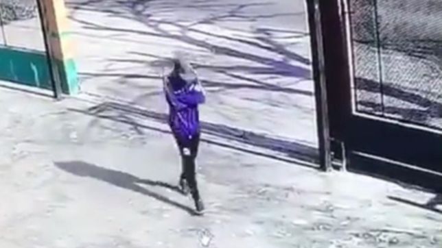 video: se metio en el estacionamiento de un super de la plata, robo una bicicleta y escapo