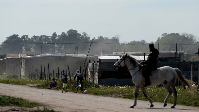 mas de 230 mil personas viven en 262 asentamientos de la plata y la region