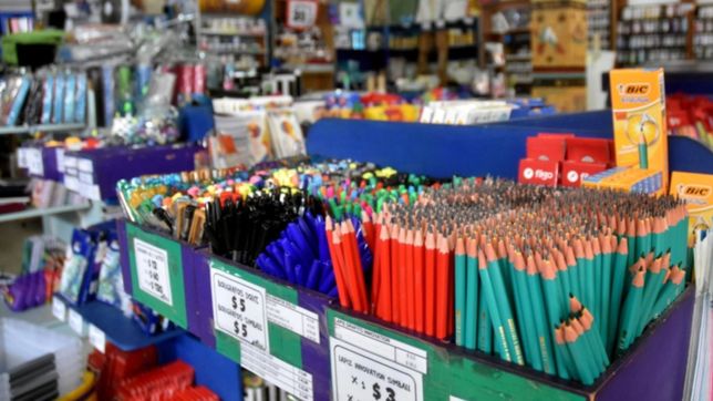 lanzan una canasta escolar con 160 productos y utiles a precios populares