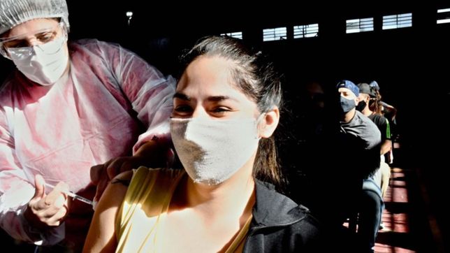 la mitad de la poblacion argentina ya recibio ambas dosis de la vacuna contra el covid-19