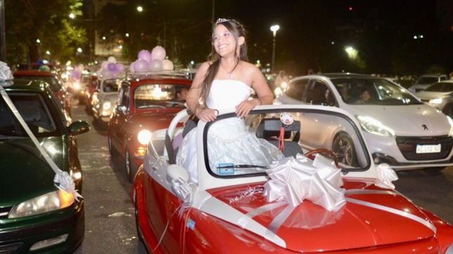 la emotiva historia de la chica que cumplio 15 anos y celebro con una caravana de fiat 600