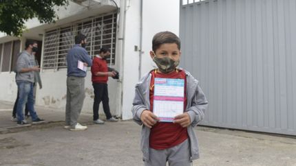 Caramelos, globos y banderines: así se vivió la vacunación de menores en La Plata