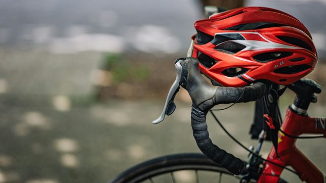 proponen que todos los ciclistas de la plata tengan la obligacion de usar casco