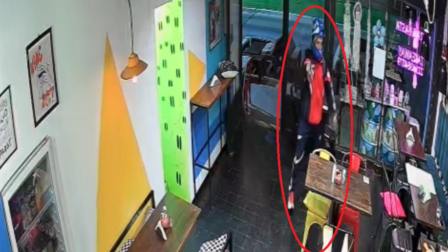 un ladron armado asalto un local de comidas de la plata y sembro terror entre los clientes