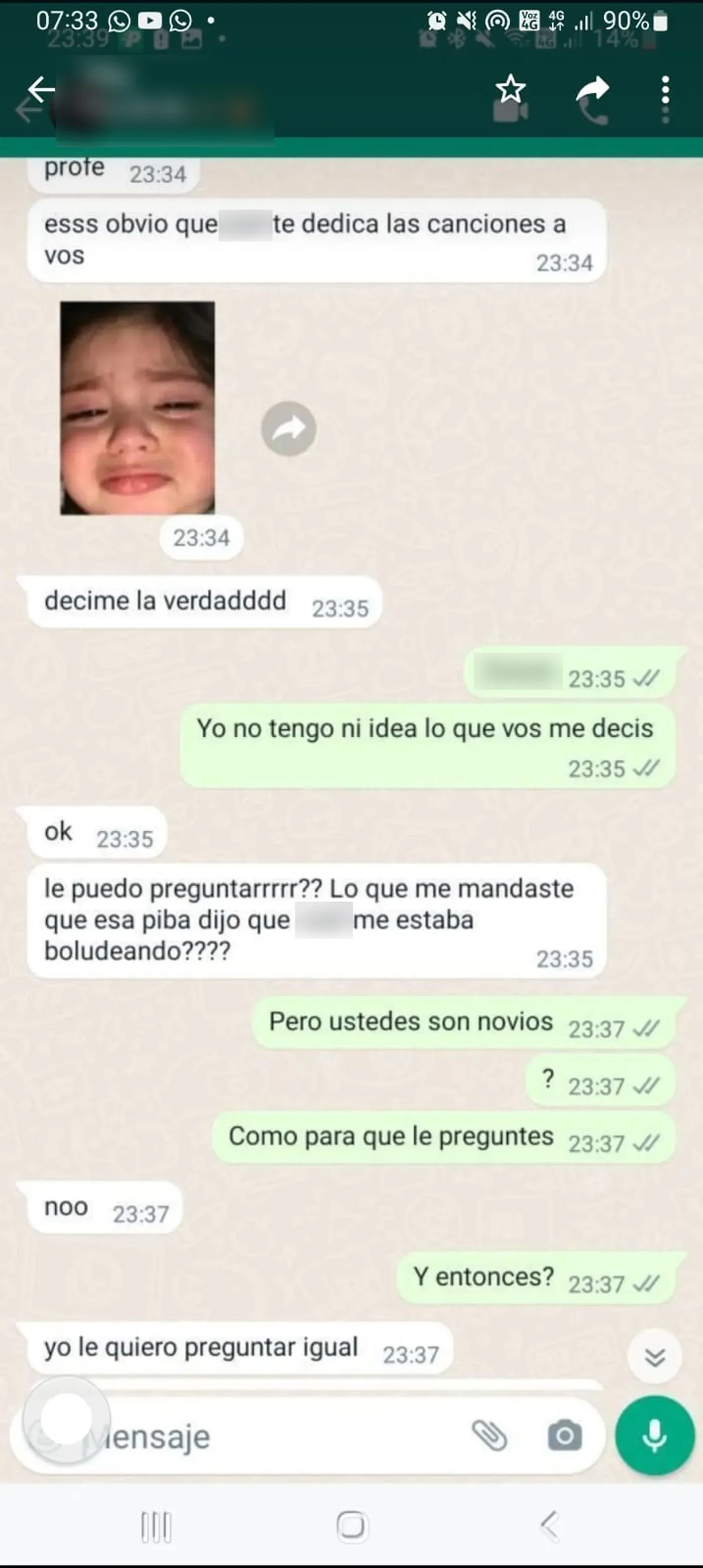 Captura en la que dos chicos hablan sobre la relación de uno de los nenes con su maestra.