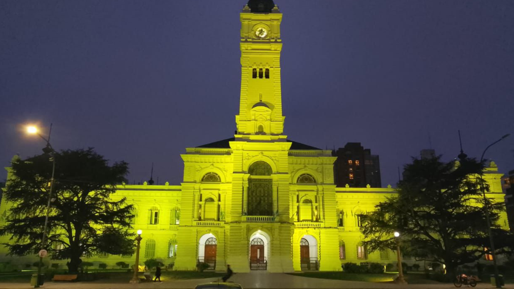 La Municipalidad se tiñó de amarillo para homenajear a La Plata Rugby Club, que volvió al Top 12
