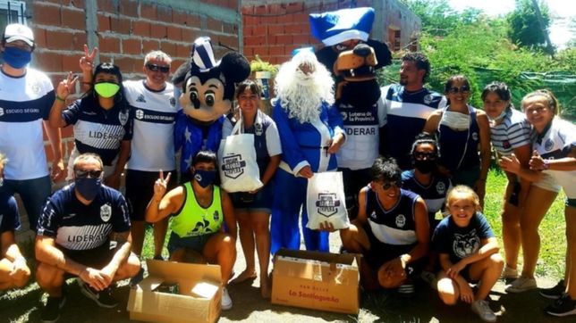 una agrupacion del lobo lanzo una campana para entregar pelotas en barrios populares