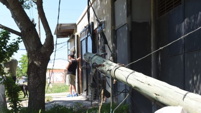 una grua arranco el tendido electrico y un barrio entero quedo sin luz en la plata
