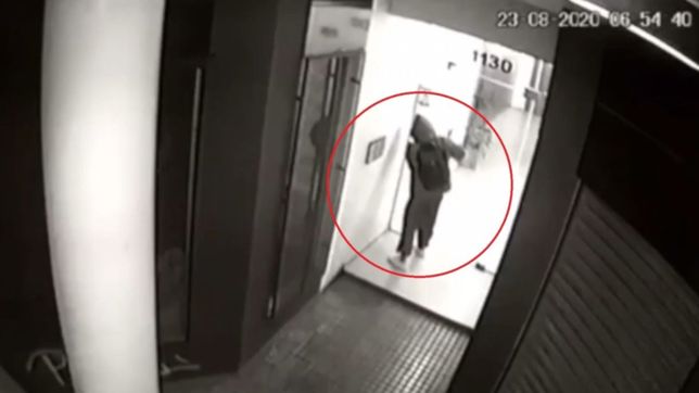 video: desactivo el sensor, forzo la cerradura y entro a robar a un edificio de la plata