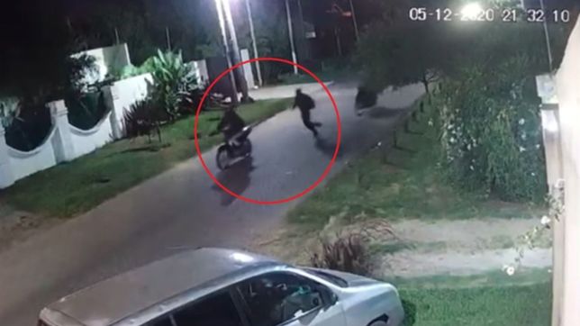 video: cuatro ladrones en moto causaron terror tras atacar a dos personas en la plata
