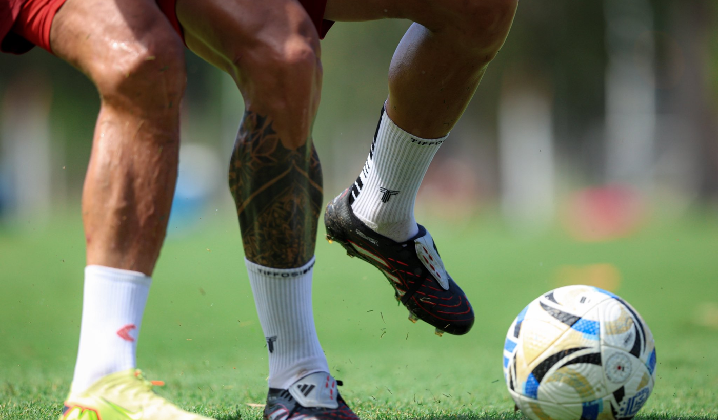 Estudiantes entrenamiento Sosa botines pelota
