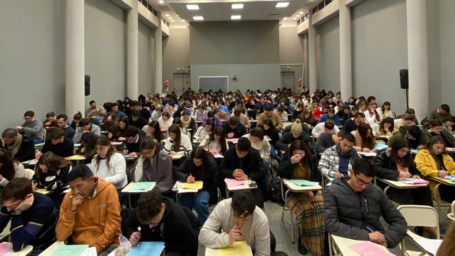 analizan deportar a 109 extranjeros llegaron al pais como turistas y rindieron el examen de residencias