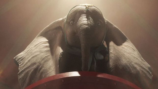 dumbo vuelve a volar en la pantalla grande y el mundo se prepara para conmoverse