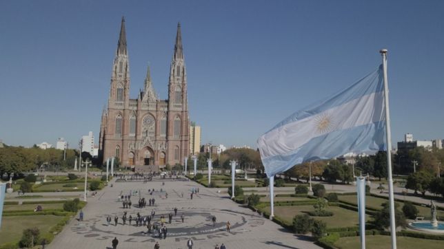 no era celeste sino azul indigo: el estudio de la unlp sobre la primera bandera argentina