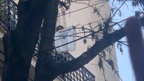 Cristina Kirchner salió con un buzo de la UNLP al balcón de su casa y se viralizó en las redes