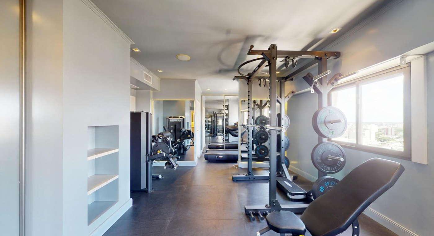 Entre los espacios particulares se encuentran un completo gimnasio y un sauna.
