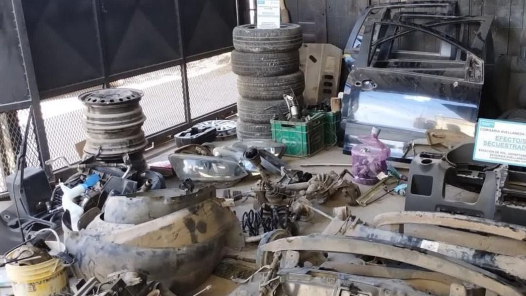 Detienen a un policía acusado de vender autopartes de autos robados