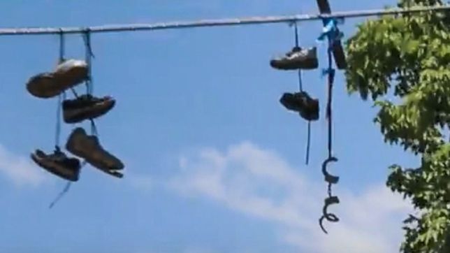 se escapo de la comisaria y colgo las esposas en los cables de luz como trofeo