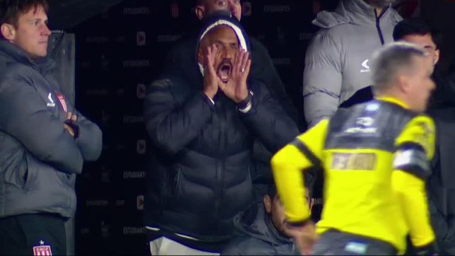 sacado y a los gritos, juan sebastian veron exploto contra el arbitro al borde del campo de juego