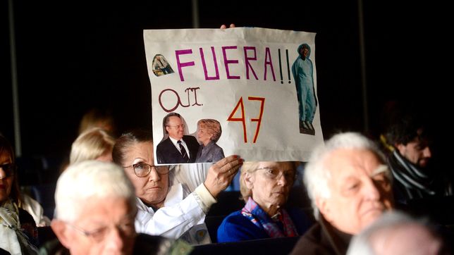 medicos bonaerenses exigen seguir trabajando tras jubilarse y protestaron en la legislatura