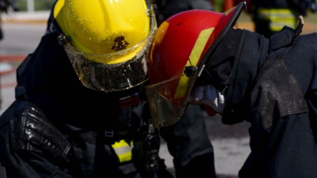 incendio y tension en un puesto de comidas en una plaza de la plata