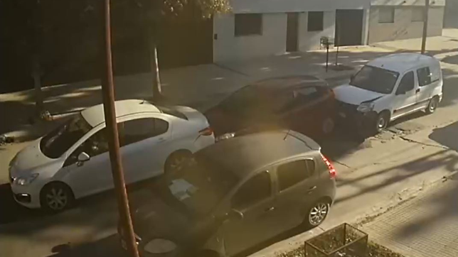 asi fue el triple choque en una calle de la loma cuando un auto freno por un bache