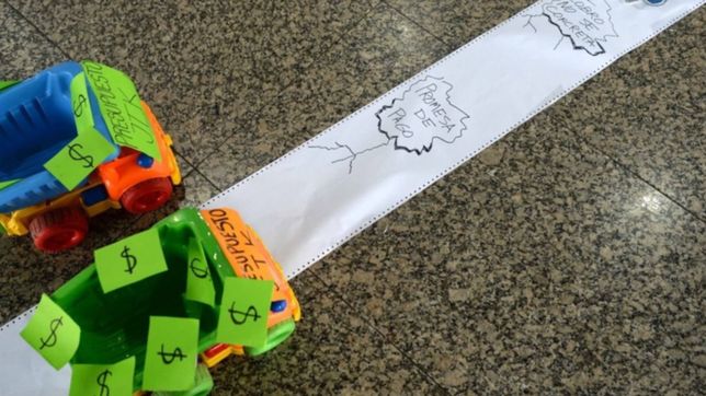 trabajadores sacaron los juegos a la calle para reclamar por el atraso en los salarios