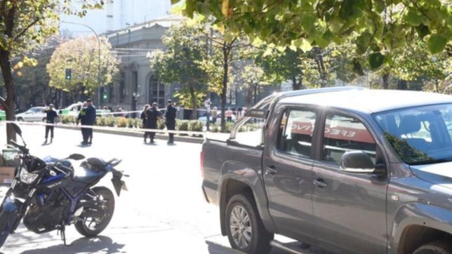 conmocion en el microcentro de la ciudad: balacera y un muerto en un intento de robo