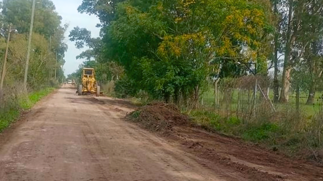 cansados de esperar obras, vecinos de un barrio de la plata juntaron plata y ellos mismos arreglaron una calle