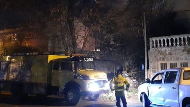 milagroso rescate en la plata: se prendio fuego una casa y los bomberos salvaron al dueno