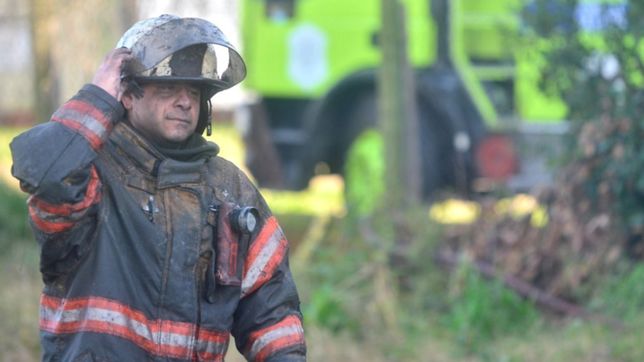 la acusaron de tomar sol desnuda en el patio y le prendieron fuego la casa