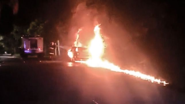 se incendio un auto en gonnet y hubo curiosos: ?correte que tenemos que estar a un metro?