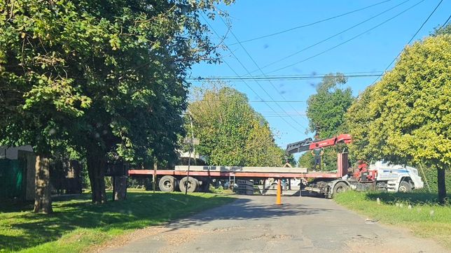 un camion cargado con viguetas de hormigon cayo en una zanja y bloqueo la circulacion