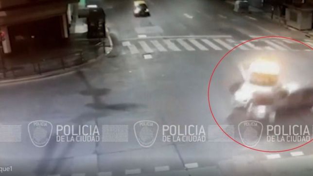 video: impactante choque en el que un auto termino incrustado contra un comercio