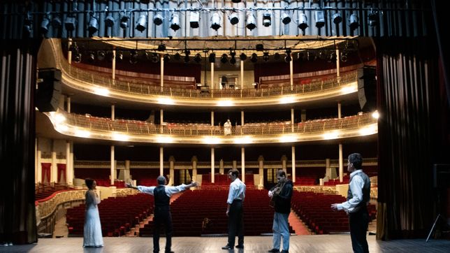 el teatro coliseo podesta agota entradas con una obra que recorre sus rincones secretos