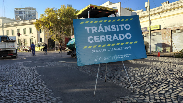¿hasta cuando estara prohibido estacionar cerca de las plazas italia y rocha?