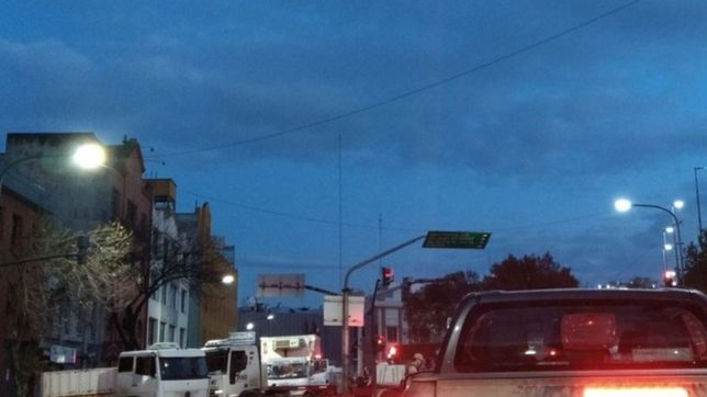 ¿tenes que viajar a capital? sali con tiempo porque hay cortes en la bajada de la autopista