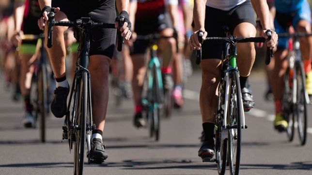 brutal asalto en la plata: tiraron un ciclista al piso, le apuntaron y le robaron
