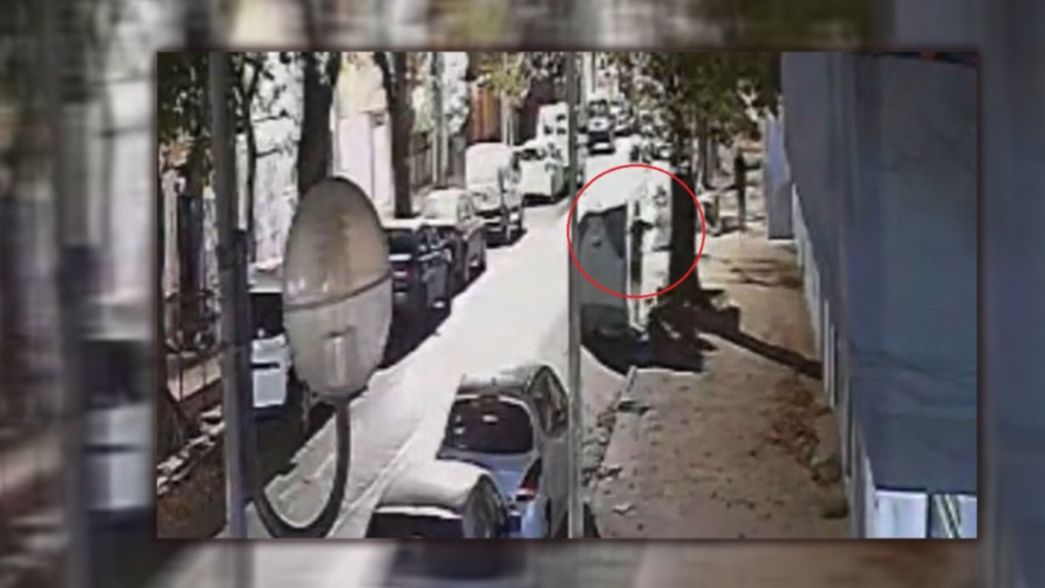 VIDEO: Robaron un televisor, lo escondieron en un contenedor y lo pasaron a buscar en taxi