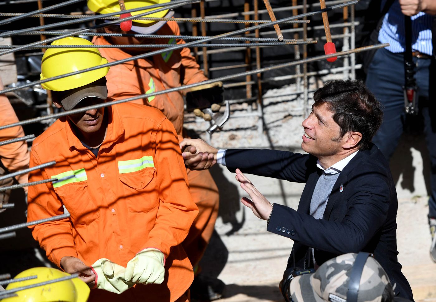 El gobernador Axel Kicillof conversa con los trabajadores de las obras pluviales.