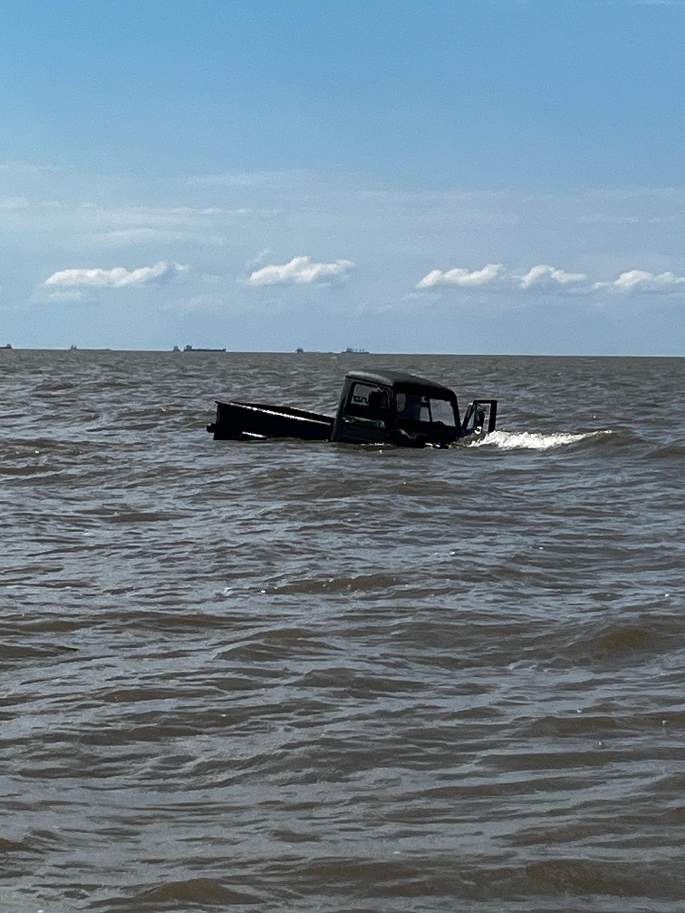 Por el nivel del agua y el lugar en que quedó, la camioneta no podrá ser retirada del Río de la Plata