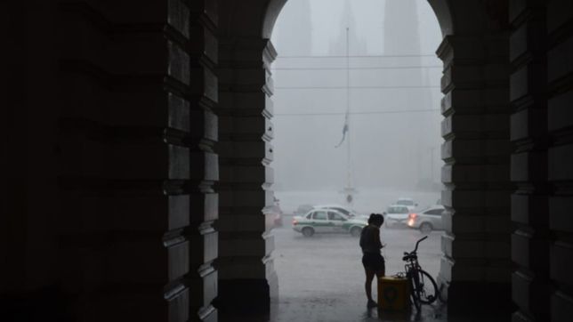 clima en la plata: se oscurecio el cielo, ya llueve y advierten por fuertes rafagas de viento y granizo